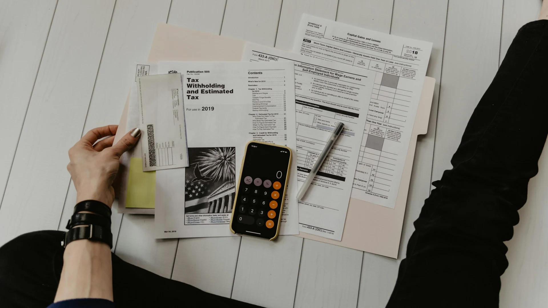 Documentos y papelería sobre escritorio de trabajo